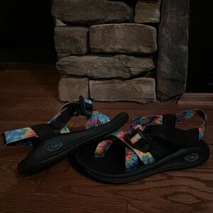 Tie dye Chaco with toe strap, women’s 7. Like new, perfect condition.